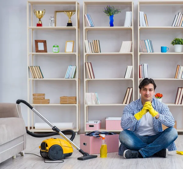 Homme faisant le ménage à la maison — Photo