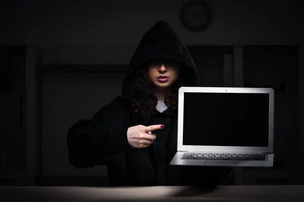 Γυναίκα χάκερ hacking τείχος προστασίας ασφαλείας αργά στο γραφείο — Φωτογραφία Αρχείου