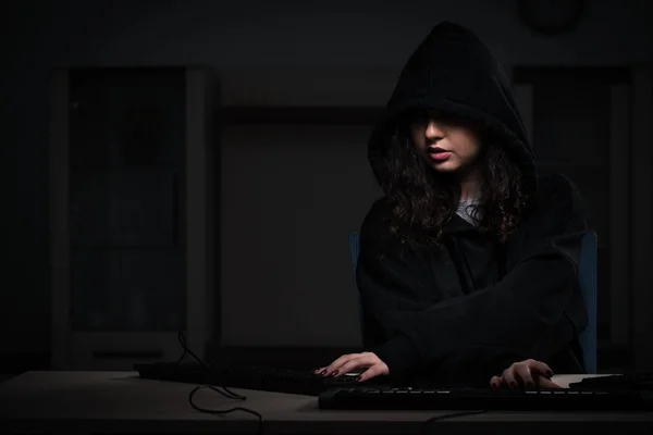 Mulher hacker hacker firewall de segurança tarde no escritório — Fotografia de Stock