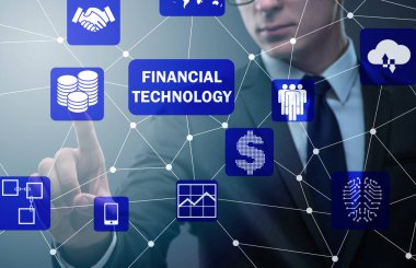 Fintech konseptinde düğmelere basan iş adamı