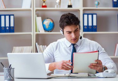 İşadamı. Ofiste çalışan seyahat acentesi.