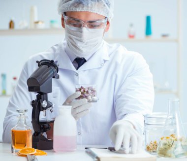 Laboratuvarda parfüm karıştıran bir kimyager.