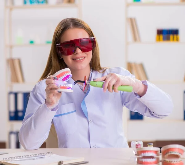 Estudante de Odontologia praticando habilidades em sala de aula — Fotografia de Stock