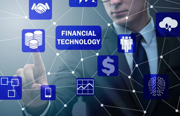 Fintech konseptinde düğmelere basan iş adamı
