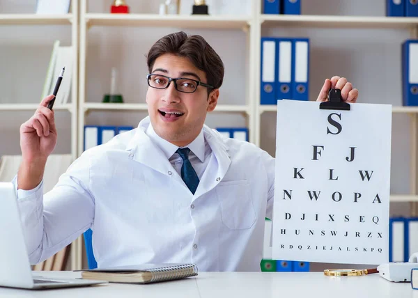 Arts opticien met briefkaart die een oogcontrole uitvoert — Stockfoto