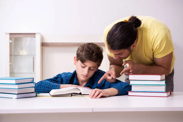 Pai ajudando seu filho a se preparar para a escola — Fotografia de Stock