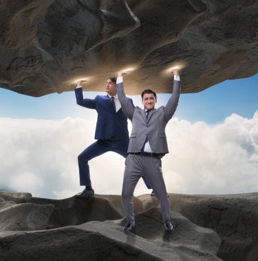 Baskı altında taşı destekleyen iş adamı