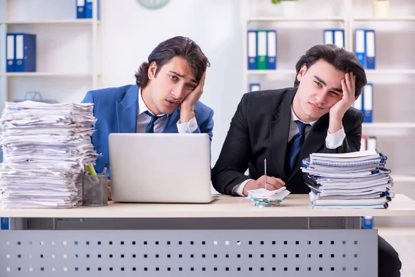 Dois colegas do sexo masculino infelizes com o trabalho excessivo — Fotografia de Stock