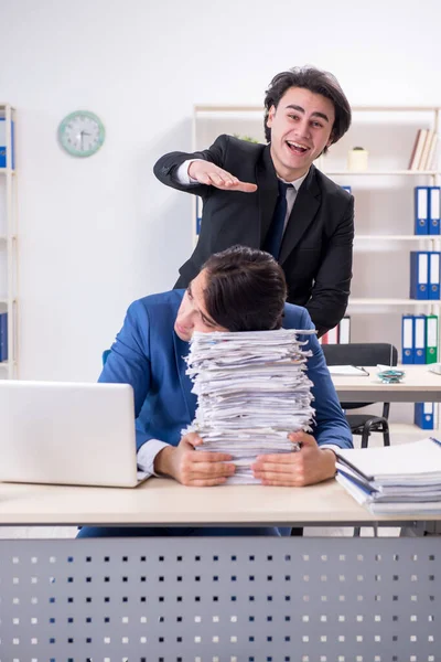 Dos colegas masculinos descontentos con el trabajo excesivo — Foto de Stock
