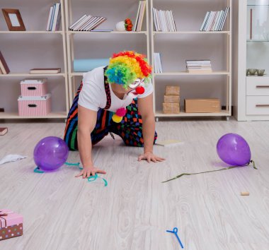 Sarhoş palyaço evde parti veriyor.