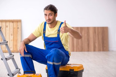 İçeride çalışan genç bir erkek müteahhit.