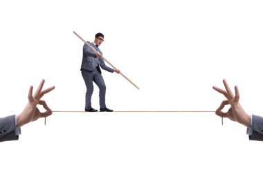 İş adamı sıkı bir ipte yürüyor