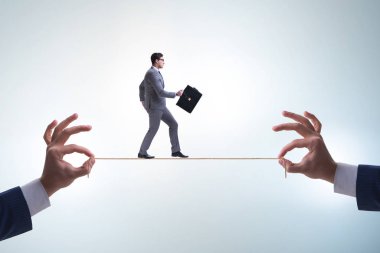 İş adamı sıkı bir ipte yürüyor