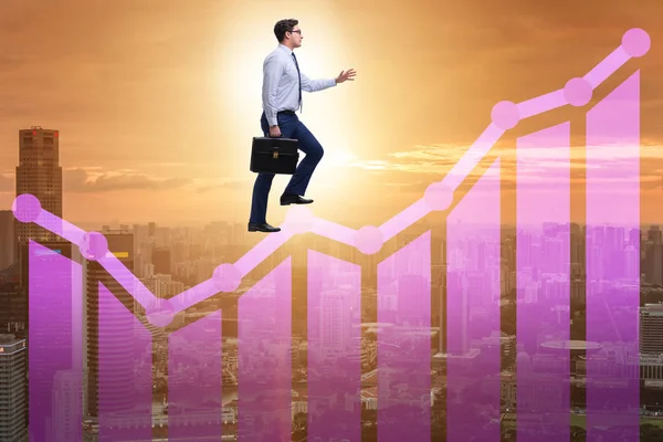 ビジネスマン成長の概念でバーチャートを登る — ストック写真
