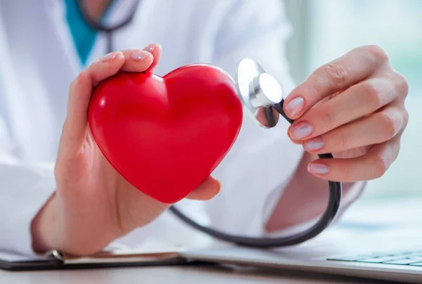 Medico controllando il cuore nel concetto medico — Foto Stock