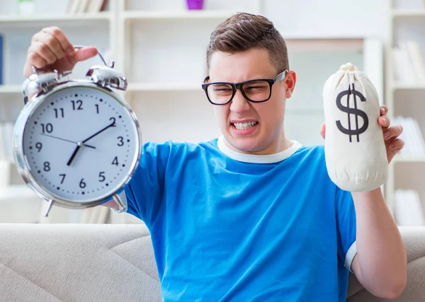 Estudiante joven preparándose para los exámenes que estudian en casa en un sofá — Foto de Stock