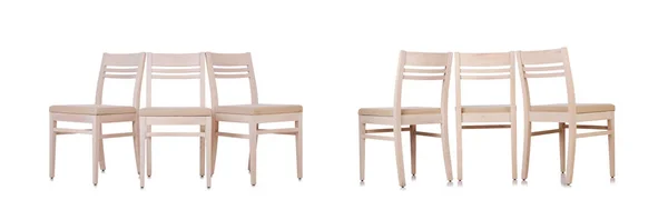 Fila di sedie isolate sul bianco — Foto Stock