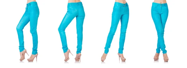 Женские ноги в синих брюках — стоковое фото