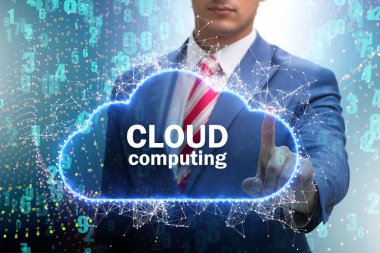 Kadın tuşlara basarken bulut hesaplama kavramı