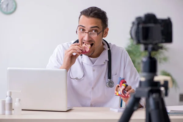年轻的男性医生心脏病专家为他的博客录制视频 — 图库照片