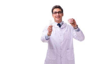 Genç erkek doktor stomatolog beyazı izole etmiş.