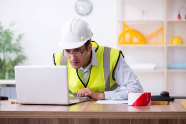 Ofiste çalışan genç erkek mimar.