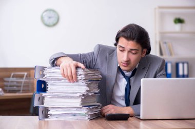 Genç bir erkek işçi aşırı işten memnun değil.