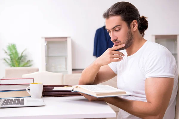 Joven estudiante masculino preparándose para los exámenes en casa —  Fotos de Stock