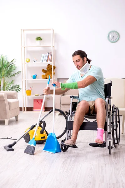 Giovane in sedia a rotelle pulizia della casa — Foto Stock