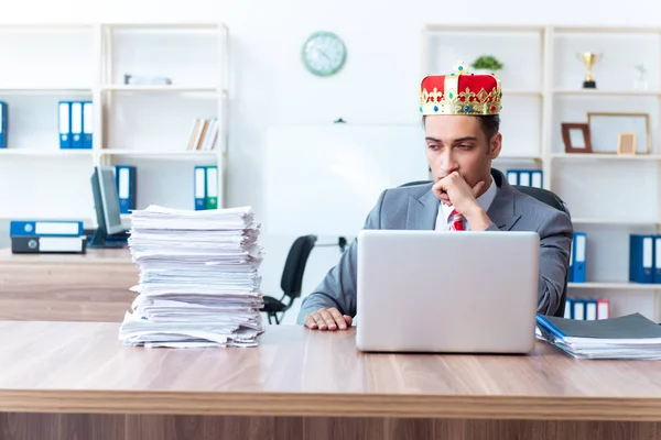 Rei empresário em seu local de trabalho — Fotografia de Stock