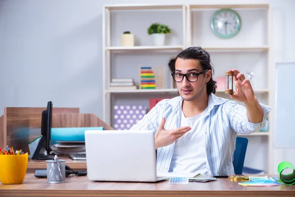 Joven diseñador masculino trabajando en la oficina — Foto de Stock