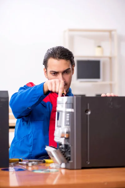 Young engineer repairing musical hi-fi system — Stock Photo, Image