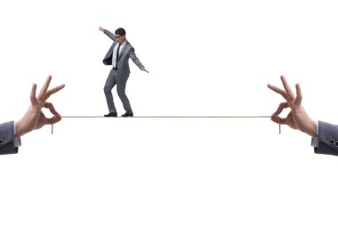 İş adamı sıkı bir ipte yürüyor