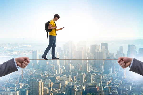 Estudante andando em corda apertada — Fotografia de Stock