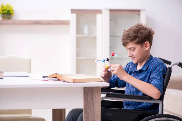 Bambino disabile che si prepara per la scuola a casa — Foto Stock