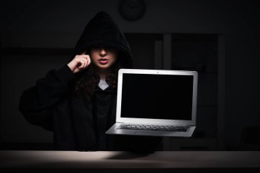 Ofiste güvenlik duvarını hackleyen kadın hacker.