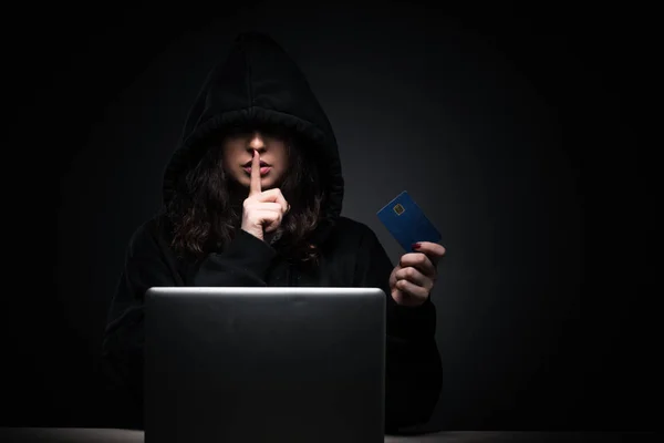 Hackerin hackt SicherheitsFirewall spät im Amt — Stockfoto