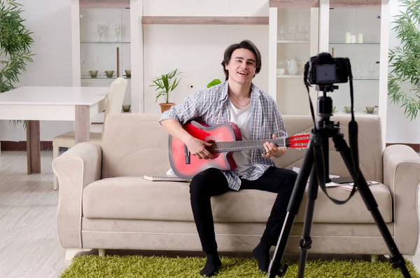 Joven guitarrista grabación de vídeo para su blog — Foto de Stock