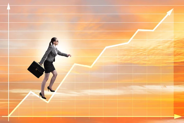 Affärskvinna klättring bar diagram i tillväxt koncept — Stockfoto