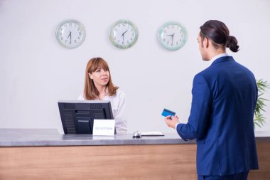 Otel resepsiyonundaki genç işadamı