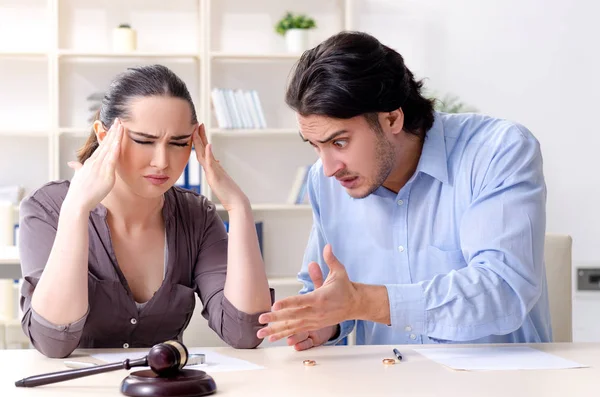 Giovane famiglia nel concetto di divorzio matrimoniale — Foto Stock