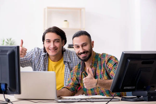 Deux il spécialistes travaillant dans le bureau — Photo