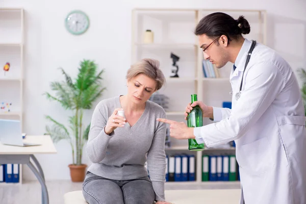 Donna alcolizzata visita giovane medico maschio — Foto Stock