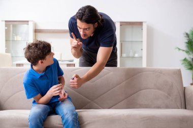 Genç bir çocuk ve ailesiyle sigara içme kavramı