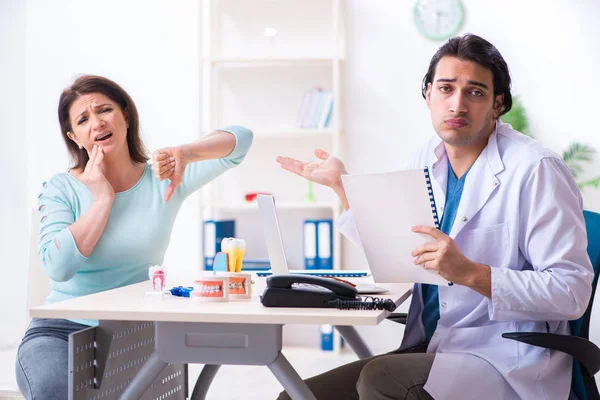 Mulher de meia-idade visitando médico estomatologista masculino — Fotografia de Stock