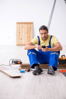 İçeride çalışan genç bir erkek müteahhit.