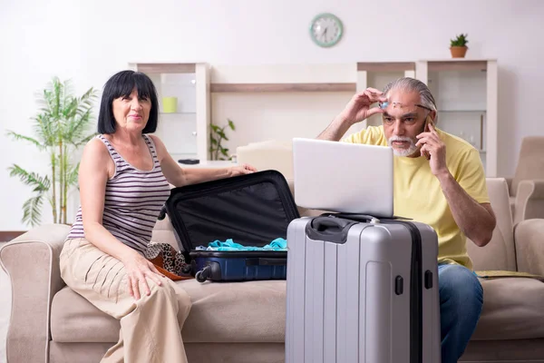 Casal velho se preparando para viagens de férias — Fotografia de Stock