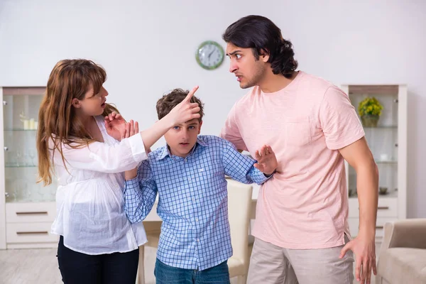 Familjekonflikt med make och maka och barn — Stockfoto