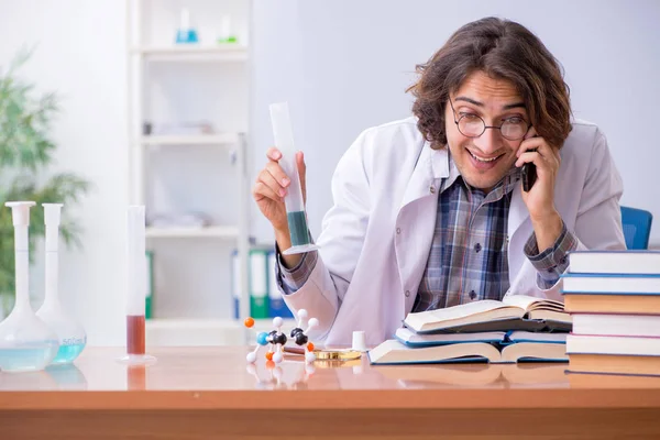 Chemistry lecturer during lecture in college — Stock Photo, Image