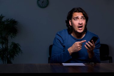 Genç mahkum karanlık odada oturuyor.